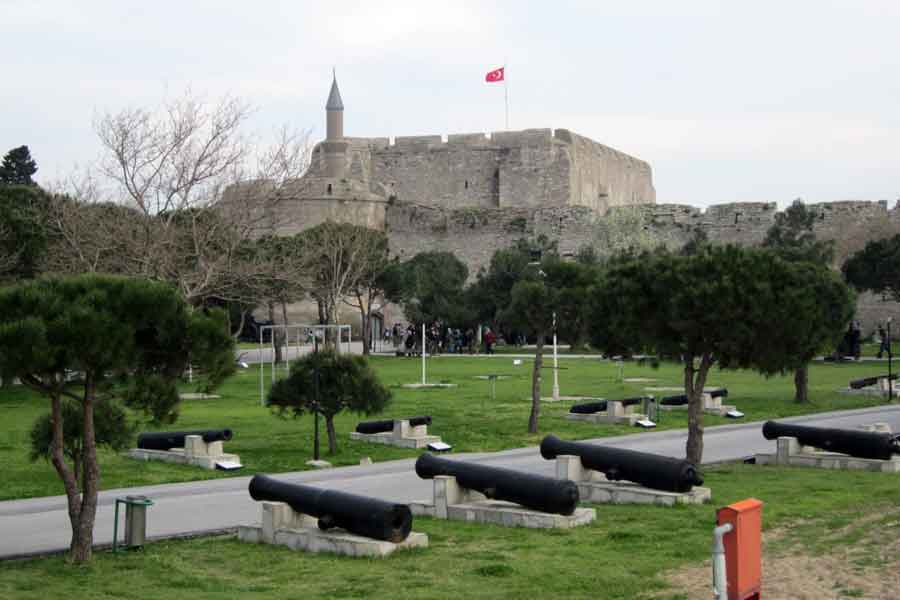 Çanakkale,_Turkey._Cimenlik_Castle,_now_military_museum_-_panoramio